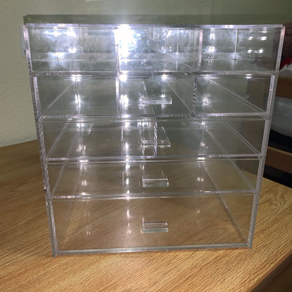 Make up organizer